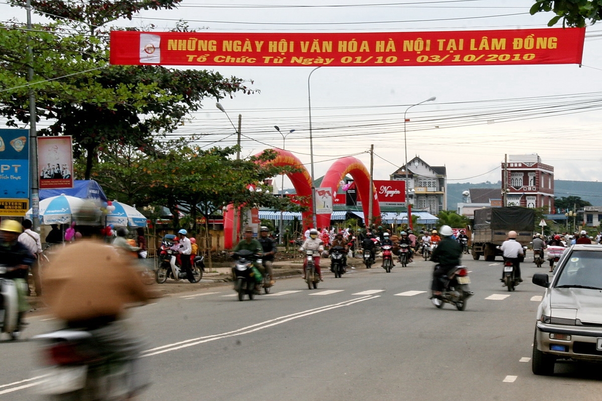 Đường phố đông đúc hơn trước giờ khai hội
