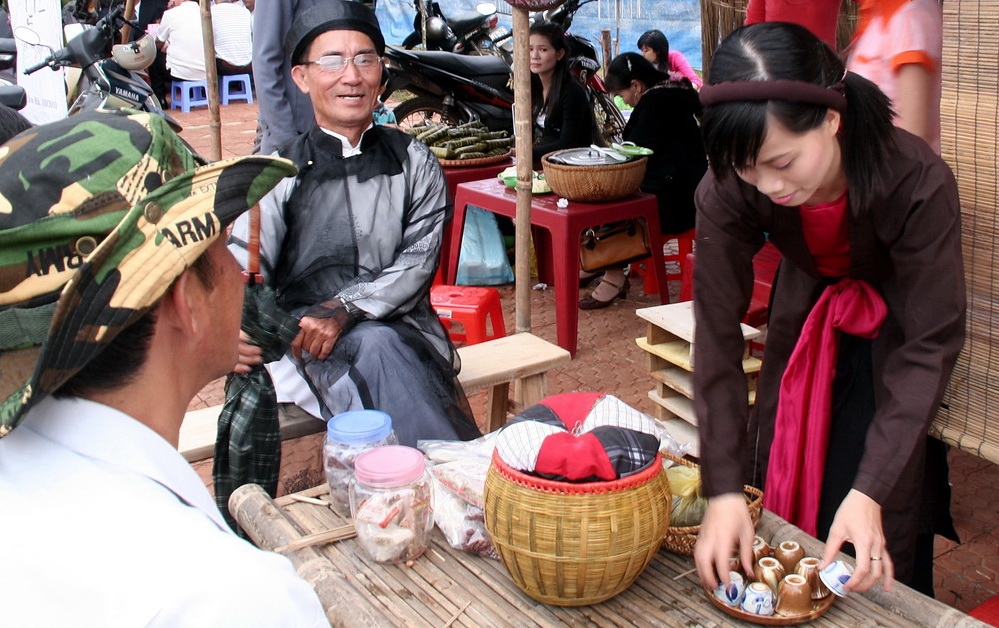 Gái đất Bắc rót trà đãi khách