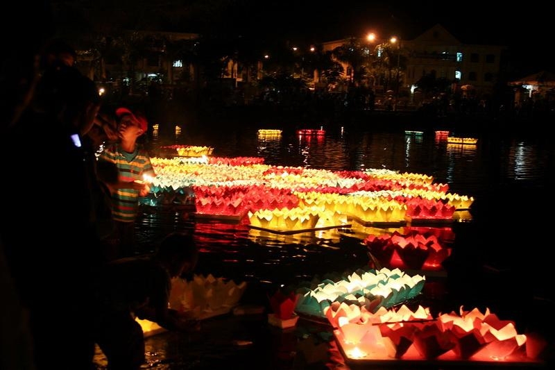 Đêm hội hoa đăng cầu nguyện hòa bình.