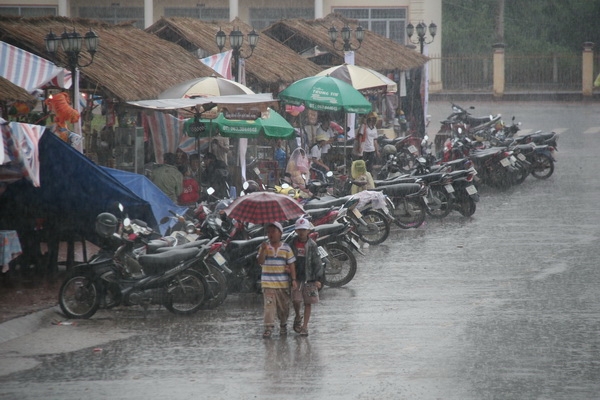 Mưa, đêm hội cồng chiêng phải dời lại