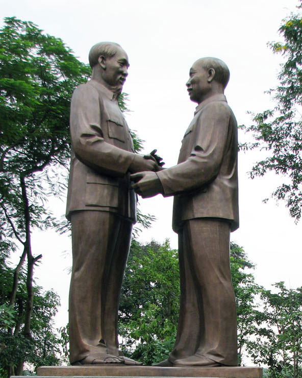 Tượng đài Bác Hồ - Bác Tôn.