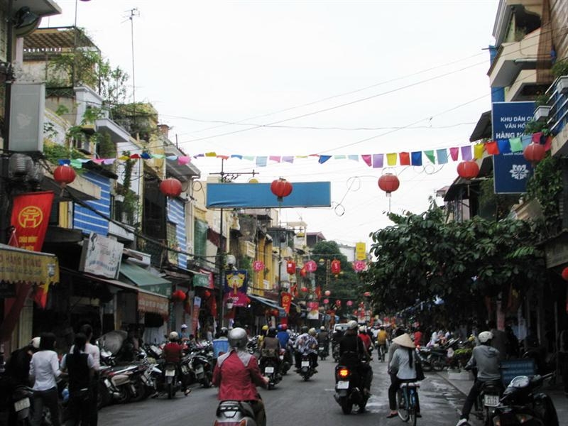 Phố cổ Hà Nội rực rỡ cờ hoa.
