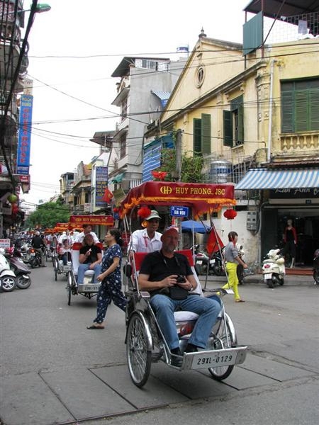 Khác nước ngoài thăm quan phố cổ bằng xích lô.