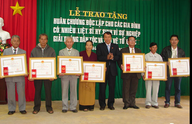 Tặng Huân chương độc lập cho 24 đối tượng chính sách
