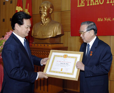 Trao Huy hiệu 50 năm tuổi Đảng cho đồng chí Phan Văn Khải