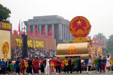 Rước Quốc huy trong lễ mit tinh