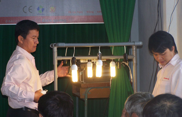Hội thảo về sử dụng bóng đèn Compact chống ẩm thắp sáng cho cây hoa cúc