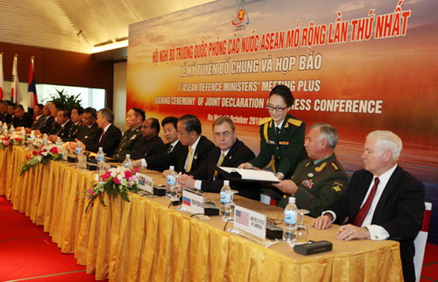Các Bộ trưởng họp báo ra thông báo chung.