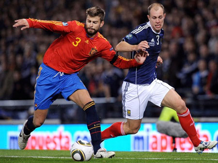Pique mắc lỗi trong cả 2 bàn thua của TBN trước Scotland  