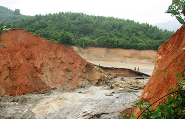 Vỡ đập Khe Mơ, hàng ngàn căn nhà bị ngập trong nước