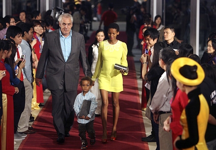 Đạo diễn Phillip Noyce cùng vợ và con trai.