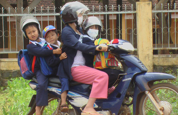 Một phụ huynh ở xã Đinh Lạc (Di Linh) đưa, đón học sinh như thế này thì không mấy an toàn!