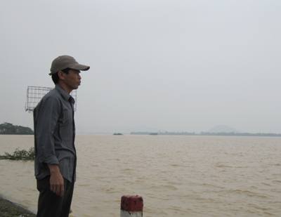 Ông Phạm Văn Hợp (Thanh Hóa) người thân của nạn Phạm Văn Tưởng mất tích, đang mong ngóng thông tin 