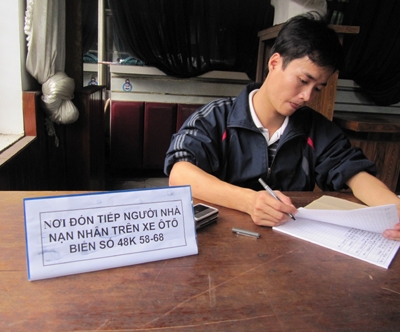 Người thân vụ chìm xe mong ngóng trong tuyệt vọng