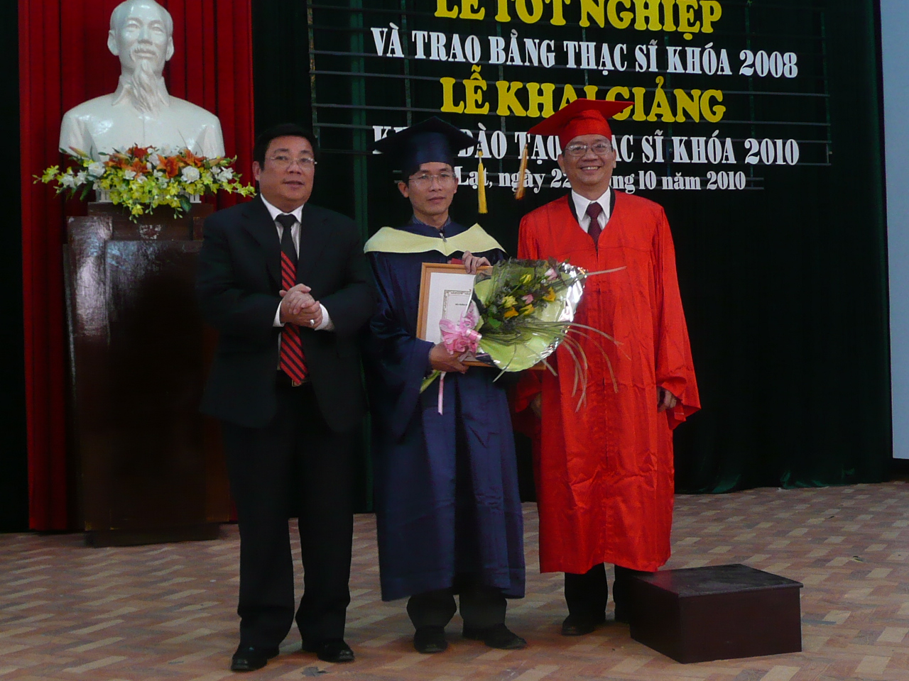Trao bằng thạc sỹ cho 8 học viên đầu tiên theo chương trình đào tạo nguồn nhân lực của tỉnh