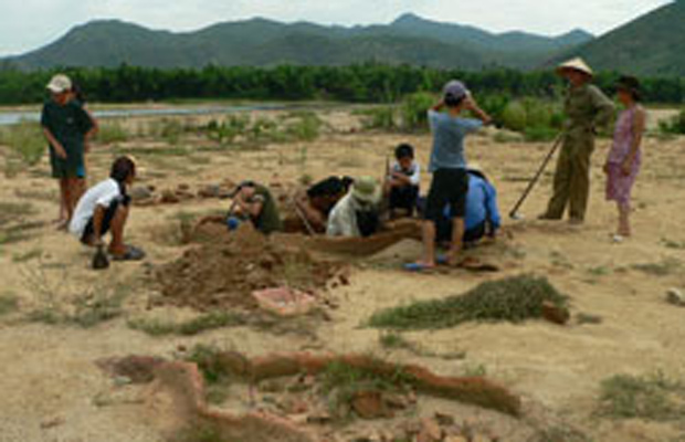 Khai quật khu di tích bằng đất nung