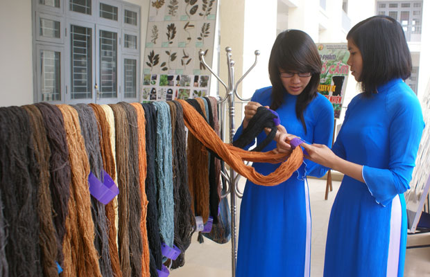 Trả lại màu tự nhiên cho thổ cẩm