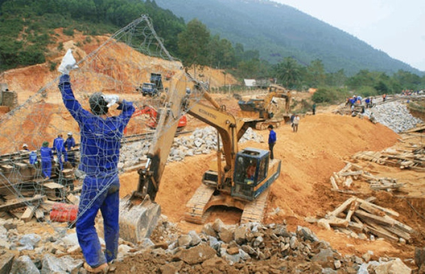 Hơn 1.500 công nhân nỗ lực “vá” đường sắt Bắc - Nam