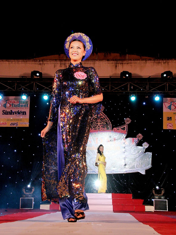 Miss Giảng đường 2010 trong phần thi trang phục áo dài.             Ảnh Thụy Trang