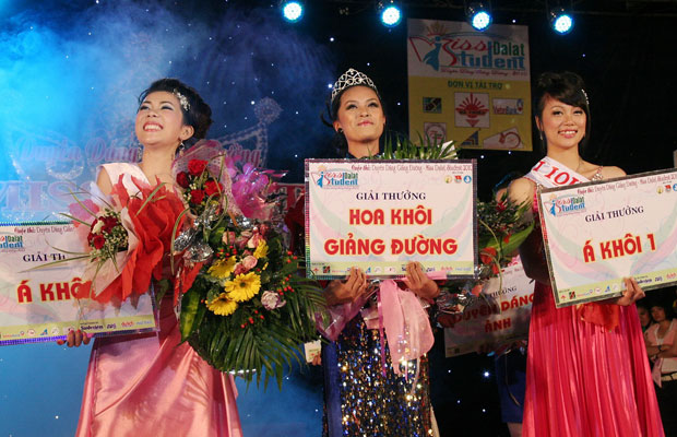 Ba sinh viên đạt giải cao nhất cuộc thi.