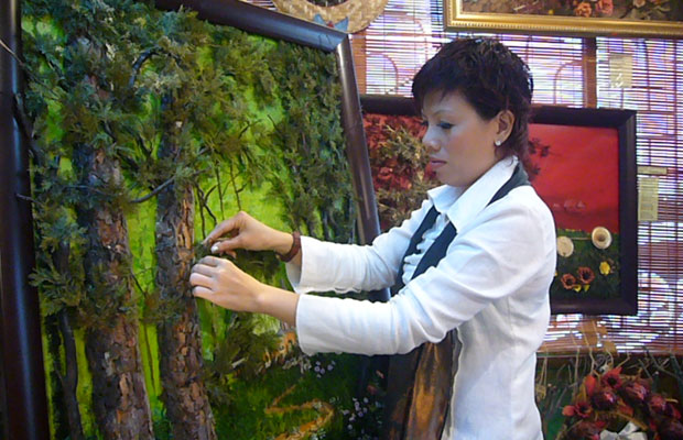 Gom hoa cỏ vào tranh
