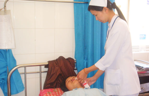 Sao không xử sự bằng tình làng, nghĩa xóm?