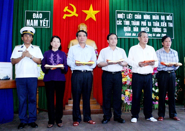 Đồng chí Nguyễn Xuân Tiến – Phó Bí thư Thường trực Tỉnh ủy, Chủ tịch HĐND tỉnh Lâm Đồng đón nhận cờ truyền thống từ đảo Nam Yết 11, một góc đảo Trường Sa đang được xây dựng khang trang.