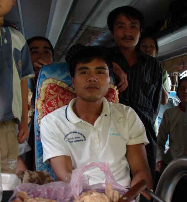 Hành khách ăn, ngủ trên xe chống lại cái lạnh chờ thông đường.