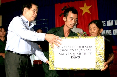 Chủ tịch nước thăm vùng ngập sâu Khánh Hòa, Phú Yên