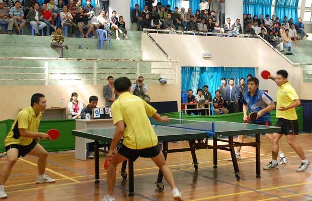 Pha bóng trong trận chung kết đôi nam.