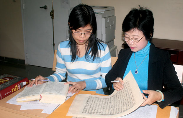 Dịch và biên soạn tài liệu mộc bản.