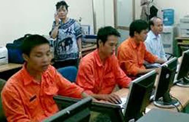 Lương tối thiểu tăng lên 830.000 đồng từ 1/5/2011