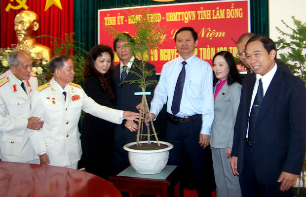 Tặng cây lưu niệm mừng thọ Đại tướng Võ Nguyên Giáp