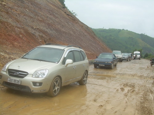 Hàng loạt xe nằm chờ.