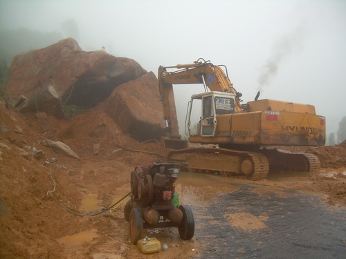 Cách điểm ách tắc do sạt lở đất khoảng 15km, có một tảng đá khổng lồ sạt xuống chắn ngang đường,