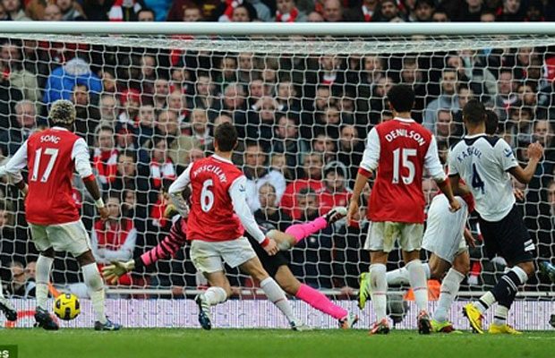 Kaboul (số 4) ghi bàn thắng quyết định cho Tottenham.