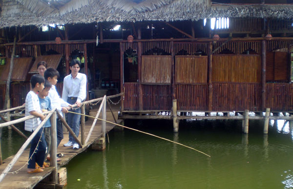 Buông cần chờ cá cắn câu.