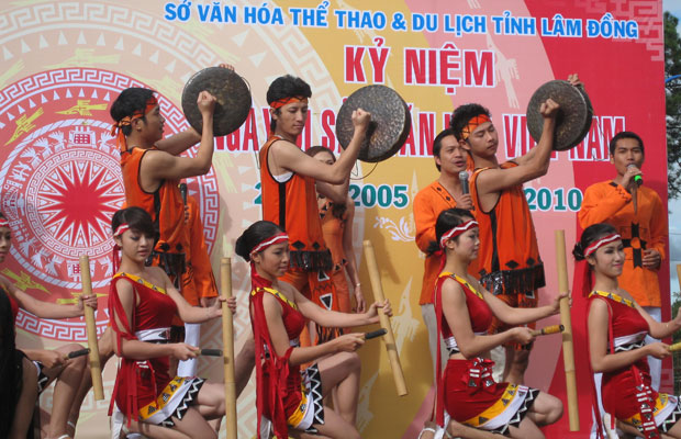 Tiết mục văn nghệ trong lễ kỷ niệm ngày di sản văn hóa.