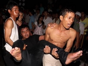 Đưa người bị thương trong vụ thảm họa đi cấp cứu.