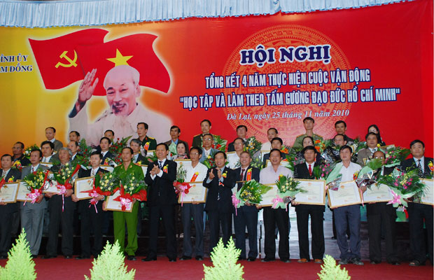 Ban chỉ đạo Cuộc vận động tặng Bằng khen cho 38 tập thể và 53 cá nhân có thành tích xuất sắc.