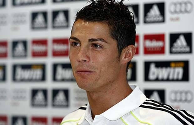 C.Ronaldo :&quot;Tôi không đối đầu với Messi&quot;