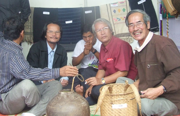 Nhà thơ viết giữa luống cày