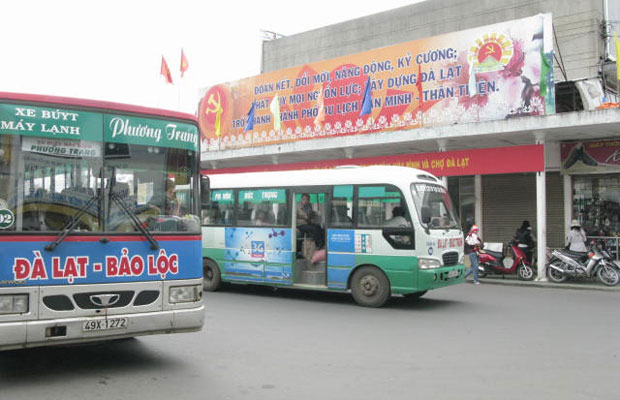 Xe buýt  trước khu triển lãm Hòa Bình.