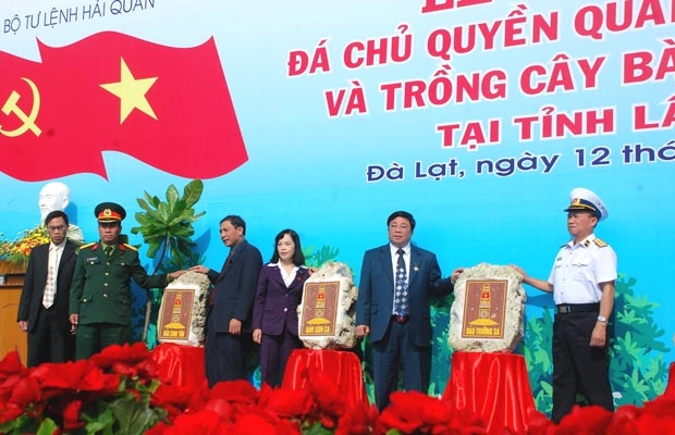 Tiếp nhận và đặt đá chủ quyền quần đảo Trường Sa