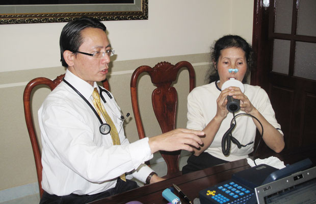 Bác sĩ tây học chữa hen miễn phí