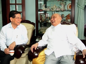 Tặng ông Võ Chí Công huân chương đại đoàn kết