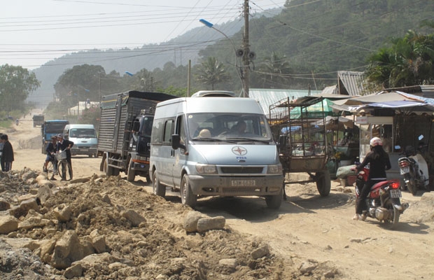 QL 27 biến thành “đường làng”