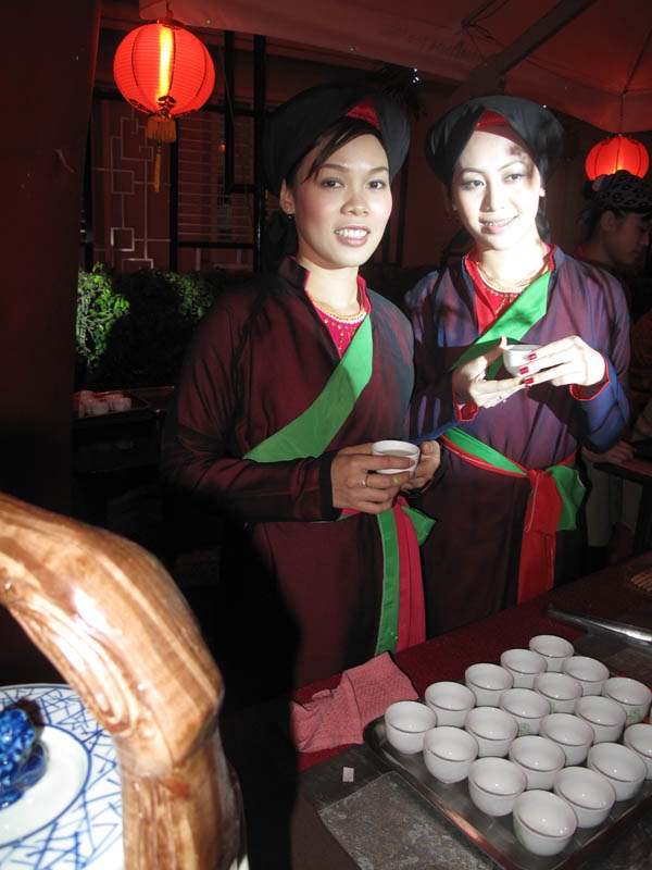Thiếu nữ quan họ mời trà du khách.