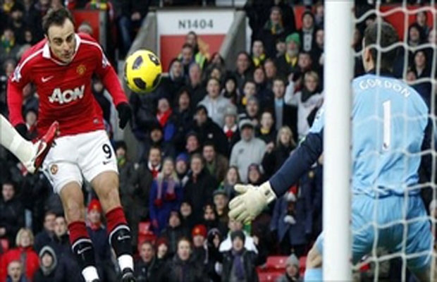 Berbatov tỏa sáng, Man Utd nhận quà Giáng sinh