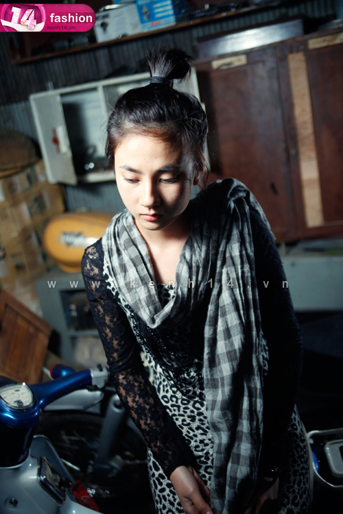 Áo thu ren thêm chiếc khăn choàng nhẹ.